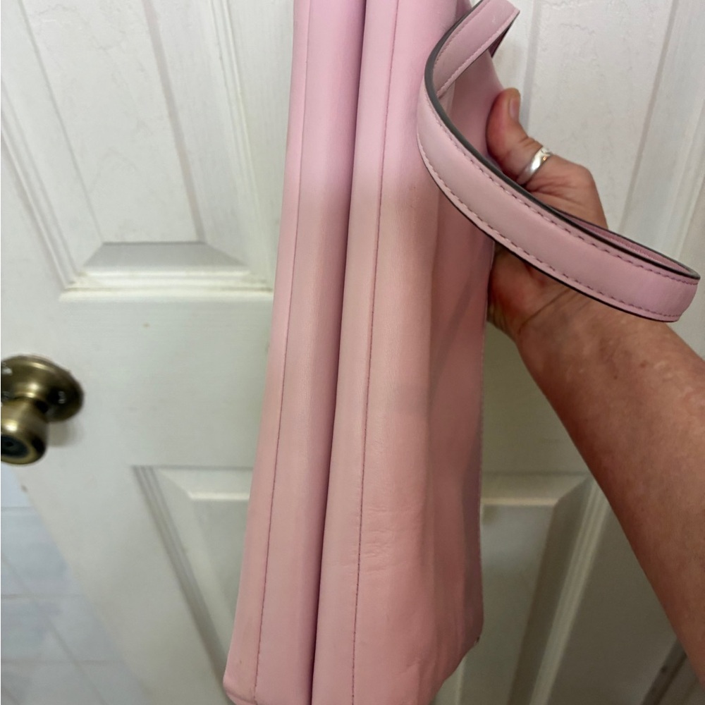 GIANT SALE! Coach Light Pink Leather Crossbody in excellent condition - Picture 6 of 14